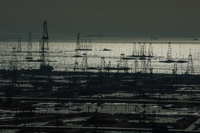 Oel-Bohrtürme südlich von Baku Oel-Bohrtürme südlich von Baku