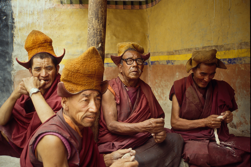 Mönche im Kloster Karhsa bei kneten von Tsampa