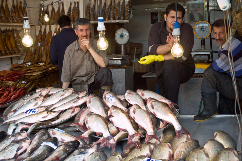 Fischhändler im Basar von Rasht